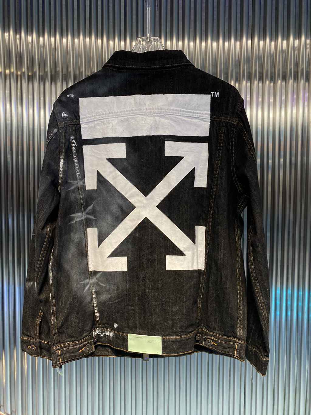 OFF WHITE